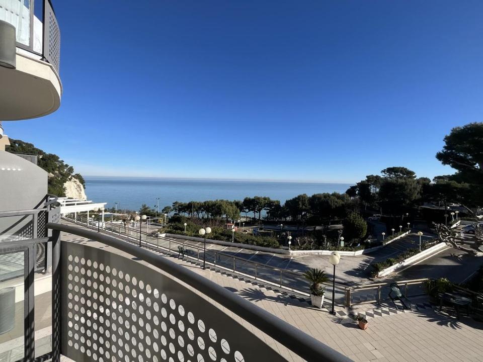 Hotel Eden Gigli Numana Bagian luar foto