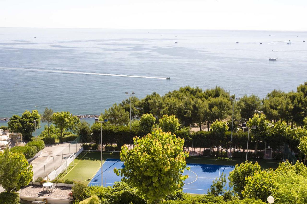Hotel Eden Gigli Numana Bagian luar foto