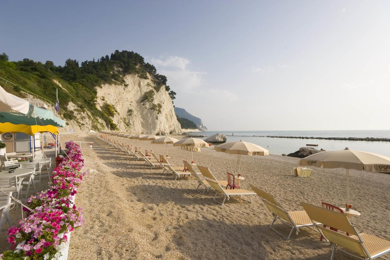 Hotel Eden Gigli Numana Bagian luar foto